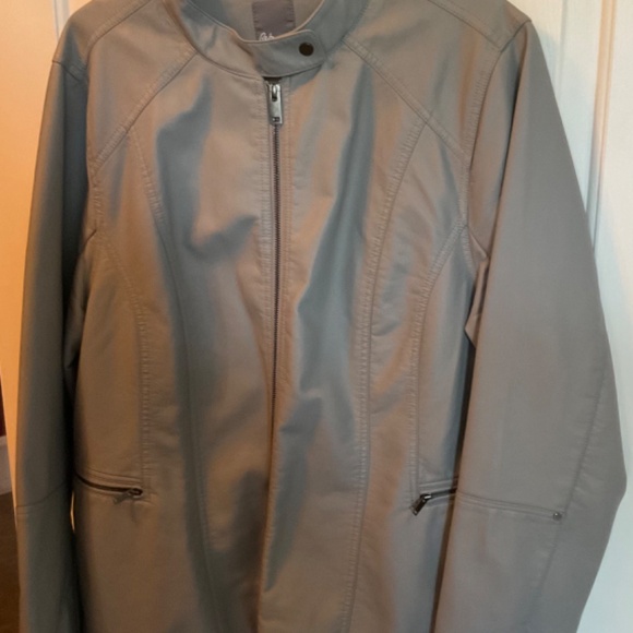 Plus size vegan leather jacket - Picture 3 of 3